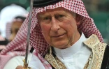 Le prince Charles en tenue traditionnelle saoudienne s'essaie à la danse du sabre, le 18 février 2014 à Ryad, en Arabie saoudite
