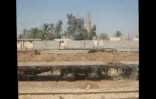 Vue à travers une fenêtre du train Bagdad-Fallouja en Irak, le 19 août 2018