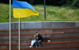 Un couple s'embrasse dans un parc de Kiev le 22 juin 2022