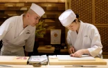 Apprentie chez Onodera à Tokyo, Mizuho Iwai (d) apprend aurpès du maitre sushi à confectionner les plats, le 27 novembre 2019