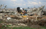 Des déplacés palestiniens traversent le couloir de Netzarim, dans le centre de la bande de Gaza, au milieu des ruines, le 9 février 2025