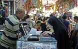 Des femmes essaient des bagues sur le stand d'un bijoutier au marché de la ville sainte de Najaf, le 13 septembre 2017
