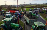 Des agriculteurs transportent des pneus pour bloquer les routes au Mans, le 26 janvier 2024 dans la Sarthe