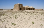 Des maisons traditionnelles en terre inhabitées en raison des pénuries d'eau chroniques dasn le village de Bolak, dans le nord de l'Afghanistan, le 10 juillet 2025  