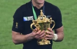 Dan Carter avec la Coupe Webb-Ellis après la victoire des Néo-Zélandais contre l'Australie en finale, le 31 octobre 2015 à  Twickenham