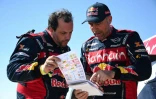 Le pilote français de Mini Stephane Peterhansel (d) parle avec son copilote portugais Paulo Fiuza lors de la 11e étape du Dakar 2020 le 16 janvier 2020
