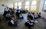 Des écoliers Yéménites dans une salle de classe à Taëz, dans le sud-ouest du Yémen en guerre à l'occasion de la rentrée scolaire du 16 septemnbre 2018