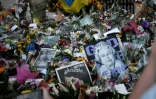 Bouquets de fleurs, photos et messages ont été déposés par des anonymes devant le palais de Buckingham depuis le décès d'Elizabeth II
