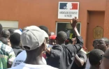 Rassemblement de soutien aux militaires putschistes ayant renversé le président élu Mohamed Bazoum au Niger, le 30 juillet 2023 devant l'ambassade de France à Niamey