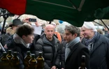Le Premier ministre Gabriel Attal (c) rencontre des habitants sur le marché de Caen, le 14 janvier 2024 dans le Calvados