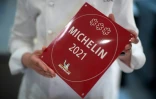 La cheffe britannique Clare Smyth montre sa troisième étoile Michelin le 13 mai 2021 dans son restaurant à Londres.