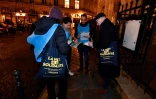 Des volontaires participent à la "Nuit de la solidarité" à Paris le 15 février 2018