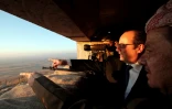 Le président François Hollande et le président de la région autonome du Kurdistan irakien Massoud Barzani, le 2 janvier 2017 sur une fortification des peshmergas dans le nord de l'Irak, à environ 15 km des positions de l'EI, retranché à Mossoul