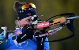 La Française Julia Simon sur le pas de tir lors de l'épreuve du relais mixte simple aux Championnats du monde de biathlon, le 18 février 2021 à Pokljuka (Slovénie)