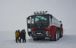 Des touristes près du bus géant qui parcourt le glacier de Langjökull, le 1er octobre 2020 en Islande