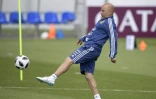 L'entraîneur de la sélection argentine Jorge Sampaoli frappe le ballon lors d'une séance d'entraînement à Bronnitsy, le 20 juin 2018 