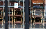 Des chaises empilées dans le célèbre Cafe de Flore, dans le quartier parisien de Saint-Germain-des-Prés, fermé au public comme les autres bistrots français, le 15 mars 2021