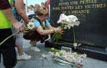 Des veuves de salariés victimes de l'amiante déposent le 20 juin 2009 à Dunkerque, des fleurs au pied d'une stèle dédiée à la mémoire de leurs proches décédés.