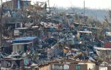 Des maisons en tôle endommagées dans un bidonville du quartier de Kivani à Mamoudzou, à Mayotte le 19 décembre 2024, suite au passage du cyclone Chido