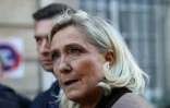 Le président du RN Jordan Bardella écoute Marine Le Pen s'exprimer devant la presse après une rencontre avec le Premier ministre à l'Hôtel Matignon à Paris le 17 septembre 2025