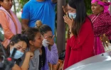 Des familles de passagers, en larmes, attendent à l'aéroport de Pokhara, après le crash d'un avion, le 29 mai 2022 au Népal