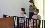 L'ancienne cheffe du gouvernement civil en Birmanie Aung San Suu Kyi apparait lors de son procès sur une photo prise le 24 mai 2021 et distribuée le 26 mai par le ministère birman de l'Information