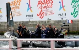 Emmanuel Macron sur la Seine à bord d'un bateau de la préfecture de police de Paris le 24 juin 2017