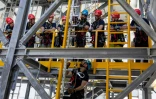 Des mineurs apprennent des techniques d'évacuation lors d'une formation à la sécurité, au sauvetage et à l'évacuation pour le travail en hauteur, au centre de formation Vulcan à Szczecin, dans le nord-ouest de la Pologne, le 23 juin 2026