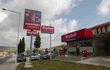 Une agence immobilière faisant de la publicité à Pegeia, dans l'ouest de Chypre, pour le programme "investissement contre passeport" du gouvernement chypriote. Photo prise le 9 mai 2018