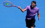 L'Américain Taylor Fritz frappe un coup contre le Français Gaël Monfils lors de leur match de simple masculin, le septième jour de l'Open d'Australie de tennis à Melbourne, le 18 janvier 2025