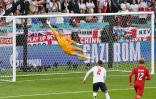 Le gardien de but anglais Jordan Pickford ne peut éviter le but marqué sur coup franc par l'attaquant danois Mikel Damsgaard, lors de la demi-finale de l'Euro 2020, le 7 juillet 2021 au stade de Wembley à Londres