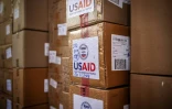 Des cartons de médicaments livrés par l'Agence des États-Unis pour le développement international (Usaid), aujourd'hui démantelée, dans un entrepôt de pharmacie à l'hôpital de référence du comté de Lodwar, le 1er avril 2025 au Kenya