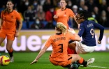 Marie-Antoinette Katoto seule dans la défense des Pays-Bas inscrit le but du break pour les Bleues en finale du Tournoi de France au Havre, le 22 février 2022 