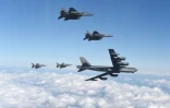 Photo prise par l'armée de l'air sud-coréene et fournie par l'agence Yonhap de B-52 et de jets sud-coréens survolant la Corée du sud, le 10 janvier 2016