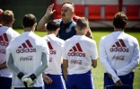 Le sélectionneur de la Russie Stanislav Cherchesov s'adresse à ses jouers lors d'un entraînement à Novogorsk, le 22 juin 2018 