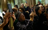 Des fidèles devant la "Sainte tunique du Christ" dans la basilique Saint-Denys d'Argenteuil, dans le Val d'Oise, le 25 mars 2016