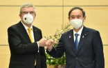 Le Premier ministre japonais Yoshihide Suga (droite) et le président du Comité international olympique (CIO), Thomas Bach, durant leur rencontre le 16 novembre 2020 à Tokyo 