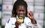 La quintuple championne du monde  de judo Clarisse Agbegnenou savoure son sacre aux Mondiaux de Budapest, le 9 juin 2021 