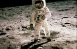 Buzz Aldrin le 20 juillet 1969 sur la Lune, photographié par Neil Armstrong, visible dans le reflet de la visière de son coéquipier