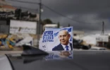 Vue d'un drapeau de soutien à la campagne électorale de Benjamin Netanyahu, le 17 octobre 2026 dans le village druze de Majdal Shams, dans le Golan occupé par Israël, le 17 octobre 2026
