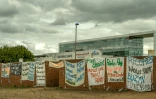 Bannières installées par les grévistes à l'entrée de l?hôpital psychiatrique Philippe-Pinel à Amiens, le 24 août 2018