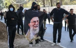 Des manifestants irakiens, dont l’un tient un portrait du guide suprême iranien assassiné, Ali Khamenei, se tiennent près de la Zone verte, où se trouve l’ambassade des États-Unis, à Bagdad, le 1er mars 2026.