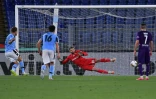 L'attaquant de la Lazio, Ciro Immobile (g), réussit son penalty lors du match de Serie A face à la Fiorentina, à Rome, le 27 juin 2020