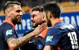La joie de l’attaquant de Montpellier, GaĂ«tan Laborde (d), fĂ©licitĂ© par l'attaquant algĂ©rien, Andy Delort, après avoir Ă©galisĂ© contre le Paris Saint-Germain en demi-finale de la Coupe de France, le 12 mai 2021 au stade de La Mosson