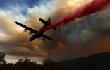 Un avion déverse une substance de nature à retarder la progession du feu