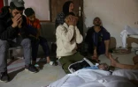 Des Palestiniens pleurent près des corps de leurs proches, tués dans une frappe israélienne, à l'hôpital indonésien de Beit Lahia, dans le nord de la bande de Gaza, le 18 mars 2025

