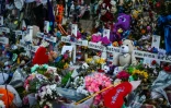 Un mémorial de fortune pour les victimes de la tuerie d'Uvalde, au Texas, le 31 mai 2022