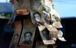 Le billet de 100 bolivars permet à peine de s'acheter un bonbon. Il en faut 500 pour avoir un hamburger