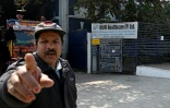 Un agent de sécurité à l'extérieur de l'usine de fabrication de la société pharmaceutique indienne McW Healthcare à Indore, dans le centre de l'Inde, le 19 janvier 2026