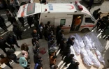 Des Palestiniens prient devant les corps des victimes des frappes aériennes israéliennes dans le nord de la bande de Gaza, à l'hôpital indonésien de Beit Lahia, le 20 mars 2025